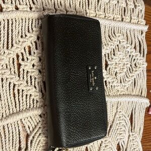 This. This wallet can phone a phone if the from if neede